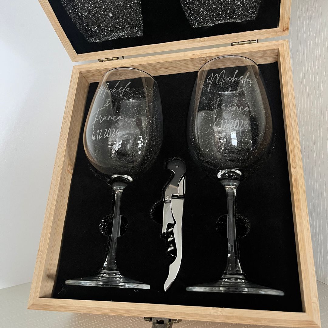 confezione in bamboo con calici e cavatappi